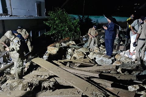 देर रात एसडीआरएफ ने मांडों गांव में राहत अभियान शुरू किया। फोटो: आपदा प्रबंधन विभाग के सौजन्य से