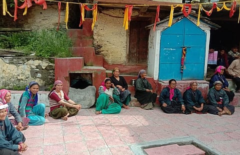 चिपको आंदोलन की नेता रही गौरा देवी के गांव रैणी में आयोजित पंचायत में शामिल महिलाएं। फोटो: अतुल सती