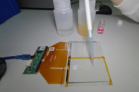 फोटो साभार : कैम्ब्रिज विश्वविद्यालय, मोबाइल फोन टच स्क्रीन तकनीक से परीक्षण