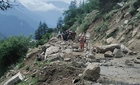 हिमाचल प्रदेश के किन्नौर जिले में 25 जुलाई को पहाड़ी दरकने के बाद सड़क पर पहाड़ी से गिरे हुए पत्थर। फोटो: रोहित पराशर