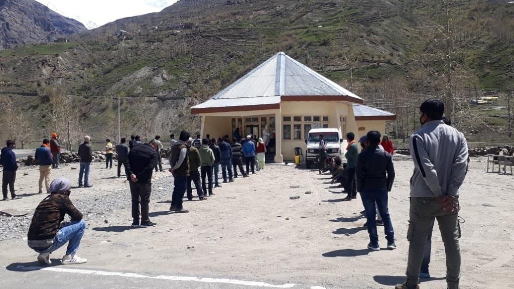 हिमाचल प्रदेश के एक केंद्र में वैक्सीन के लिए लाइन पर लगे लोग। फोटो: रोहित पराशर