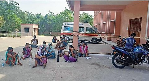 ओडिशा के अंगुल जिले में बेहतर स्वास्थ्य सेवाओं की मांग को लेकर कोविड-19 संक्रमितों ने एक स्वास्थ्य केंद्र के बाहर प्रदर्शन किया (फोटो: बिजय मिश्रा)