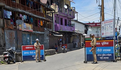 कोविड-19 की दूसरी लहर के दौरान उत्तराखंड के पौड़ी शहर में लॉकडाउन लगा दिया गया।
