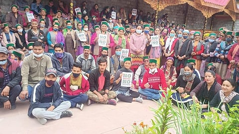 हिमाचल प्रदेश के जिले किन्नौर के मूरंग गांव में पावर प्रोजेक्टों के खिलाफ आवाज बुलंद करते लोग। फोटो: रोहित पराशर