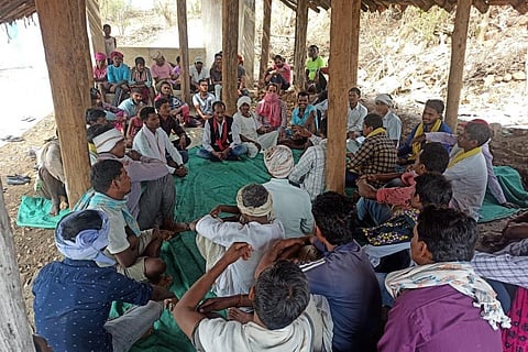 बसनिया बांध का विरोध करने के लिए गांवों में लोग सामूहिक बैठक कर रहे हैं। फोटो : राकेश कुमार मालवीय