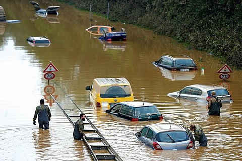 जलवायु परिवर्तन का ग्रीनहाउस गैसों के उत्सर्जन से सीधा संबंध है जिसने हीटवेव और बाढ़ जैसी चरम मौसम की घटनाएं काफी बढ़ा दी हैं (फोटो: रॉयटर्स)