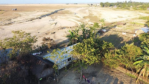 असम के मास दिहिरी गांव में लोगों को हर साल अपना घर बदलना पड़ता है क्योंकि 2012 से यहां कुमुटिया नदी लगातार अपना मार्ग बदल रही है (फोटो: सन्नी गौतम / सीएसई)