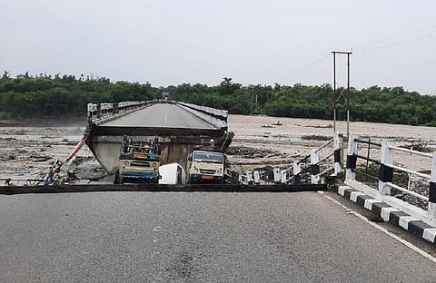 देहरादून में जाखन नदी का जलस्तर बढ़ने से ऋषिकेश-देहरादून मुख्य मार्ग पर बना पुल टूट गया। फाइल फोटो: त्रिलोचन भट्ट