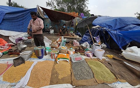 दिल्ली के कश्मीरी गेट के पास इस तरह खुले में बिकती हैं दालें। फोटो: आदित्यन