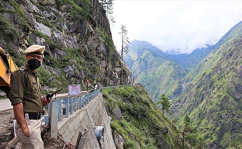 किन्नौर के निगुलसरी भूस्खलन क्षेत्र के पास तैनात पुलिस का जवान, जो नेषनल हाइवे में चलने वाले वाहनों पर नजर रखे हुए है। फोेटोः रोहित पराशर