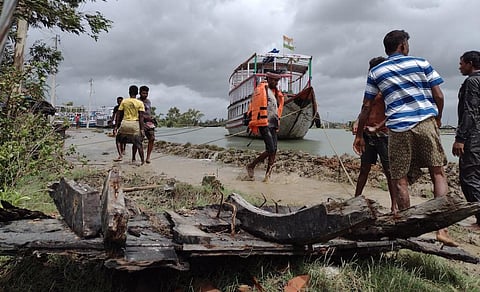 Water breaches an embankment in Jharkhali village of South 24 Paraganas in West Bengal during Cyclone Yaas. Photo: Mukut Biswas