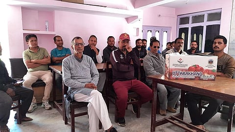 सेब महोत्सव का विरोध करने के लिए हर्षिल के सेब उत्पादकों ने एक बैठक का आयोजन किया। फोटो: वर्षा सिंह