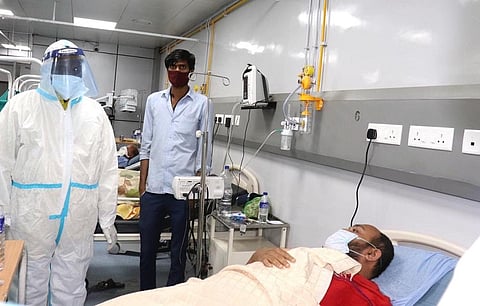 भोपाल के एक अस्पताल में कोविड मरीजों से मिलते हुए स्वास्थ्य मंत्री प्रभुराम चौधरी। फोटो— मप्र जनसंपर्क विभाग