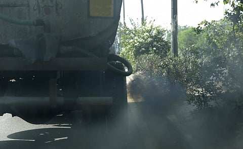 A truck belching out smoke in Delhi. Photo: Vikas Choudhary / CSE