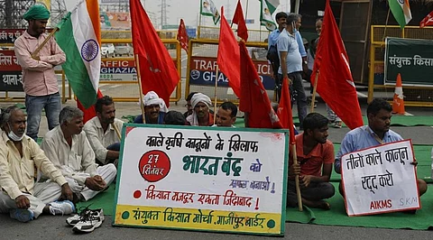 Farmers sit in protest at the Ghazipur border crossing in Delhi. Photo: Vikas Choudhary / CSE