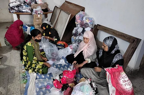 झारखंड के रांची शहर में मास्क सिल कर घर का खर्च चला रही हैं महिलाएं। फोटो: मो. असगर खान
