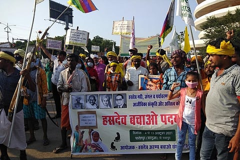 दस दिन पैदल चल कर आदिवासी रायपुर पहुंच गए हैं। फोटो: अवधेश मलिक