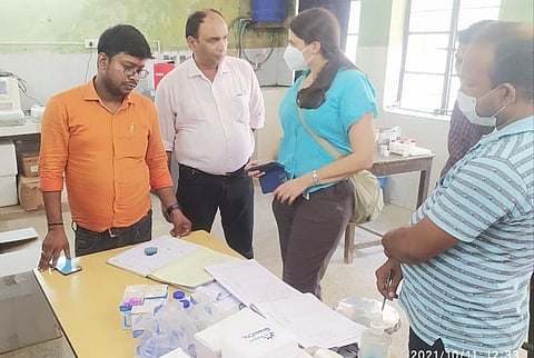 बिहार के भागलपुर में स्वास्थ्य विभाग के अधिकारियों से कालाजार वाले इलाके की जानकारी लेती कैलिफोर्निया की शोधकर्ता। वे शोध के लिए कालाजार प्रभावित मुसहर बस्ती से तीन बालू मक्खियां पकड़ कर ले गई हैं। फ़ोटो: उमेश कुमार राय