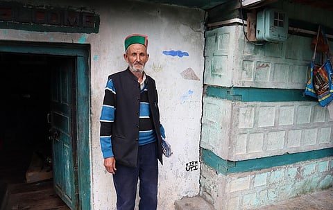 हिमाचल प्रदेश के गांव उर्नी में मकानों में दरारें आई हुई हैं। फोटो: रोहित पराशर