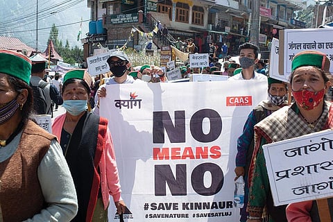हाइड्रो पावर प्रोजेक्ट्स के खिलाफ युवाओं के आह्वान पर रैली निकालते हिमाचल के लोग।