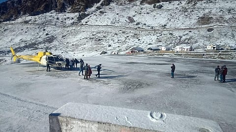 भारी बर्फबारी से ढका केदारनाथ का हेलीपेड। फोटो: डीआईपीआर, उत्तराखंड