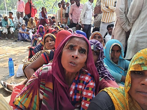 महोबा मंडी में पिछले एक हफ्ते से रोज लाइन में लग रही हैं गिरिजा लेकिन खाद अब तक नहीं मिली। फोटो: भागीरथ