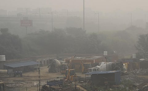 Delhi and its surrounding towns woke up to a smoggy and hazy morning November 5, a day after the national capital celebrated Diwali with almost pre-pandemic like fervour. Here, a Metro train plies over the Noida-Akshardham Link Road at Mayur Vihar Phase 1, Delhi. Photo: Vikas Choudhary / CSE