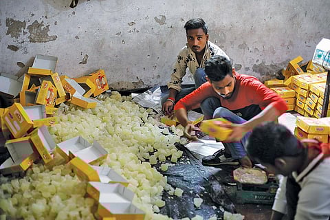 आगरा के करकेटा में एक पेठा इकाई में बनता और पैक होता पेठा
