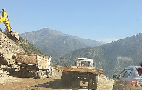 सितंबर-अक्टूबर में हुई भारी बारिश के कारण चार धाम मार्ग पर मलबा जमा हो गया। नवंबर में इस मलबे को हटाने का काम चल रहा है। फोटो: राजू सजवान
