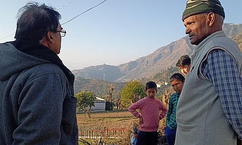 बंगद्वारा गांव से ली गई तस्वीर, जिसमें ग्रामीण जय सिंह पंवार सामने की पहाड़ी दिखा रहे हैं। फोटो: महिपाल सिंह