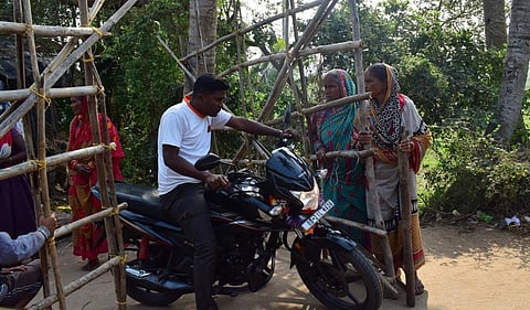 Women stand guard at a bamboo entry gate into Dhinkia village in Odisha's Jagatsinghpur district. Photo: Priya Ranjan Sahu