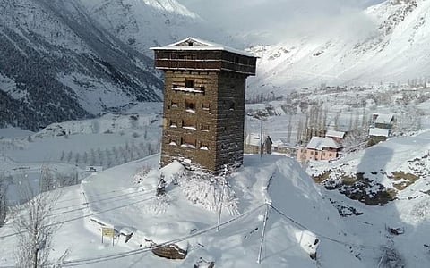 बर्फ के आगोश में समाया हिमाचल प्रदेश के लाहौल स्पीति का गोंधला गांव। फोटो: रोहित पराशर