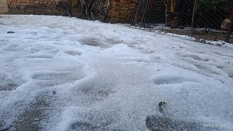 रांची के कांके इलाके में ओलावृष्टि के बाद का दृश्य। फोटो: आनंद दत्त