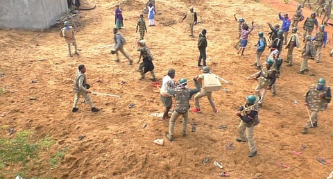 The police use batons against protesting residents in Dhinkia village, Odisha. Photo: Ashis Senapati