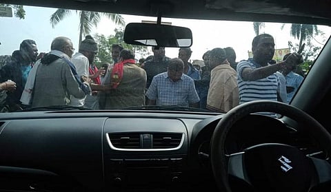 The vehicle of some leaders is blocked by persons at Trilochanpur to prevent them from entering Dhinkia village in Odisha. Photo: Ashis Senapati