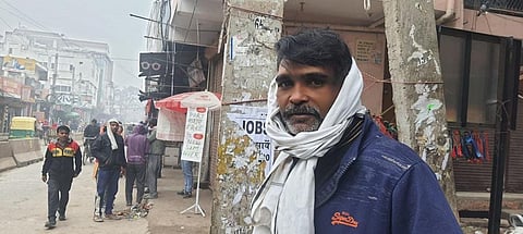 दिल्ली के संगम विहार स्थित लेबर चौक पर खड़े मजदूर लगभग रोजाना काम न मिलने के कारण निराश वापस लौट रहे हैं। फोटो: भागीरथ