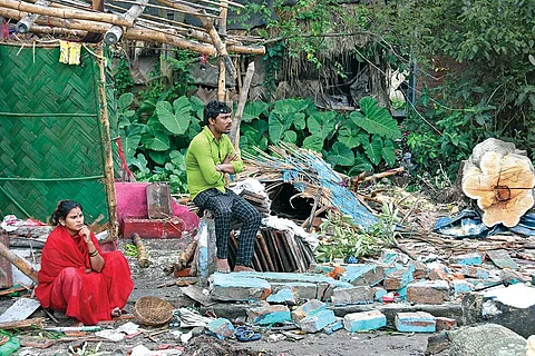 21 मई 2020 को पश्चिम बंगाल के बर्धमान में अंफन चक्रवात ने लोगों के आशियाने उजाड़ दिए। ऐसे चक्रवात जलवायु परिवर्तन के कारण बढ़े हैं