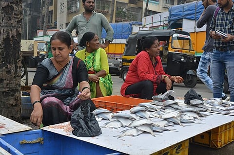 मुंबई के समुद्र किनारे रहने वाले कोली समुदाय के लोग अस्तित्व की लड़ाई लड़ रहे हैं। फोटो: अलंकार