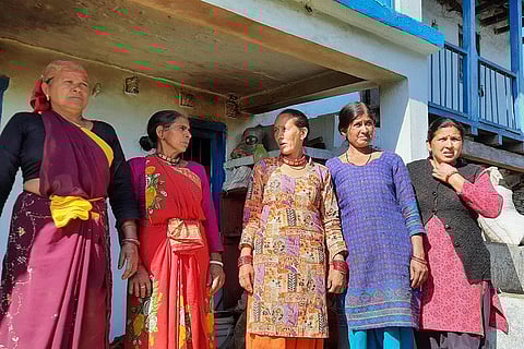 उत्तराखंड के पौड़ी की महिलाएं कहती हैं कि गांव में ज्यादातर बच्चे घरों में ही जन्म लेते हैं। हम अस्पताल तभी जाते हैं जब गर्भवती महिला को कोई दिक्कत हो जाती है। फोटो: वर्षा सिंह