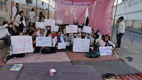 हिमालयन इंस्टीट्यूट ऑफ मेडिकल साइंस, देहरादून के बाहर बैठे छात्र। फोटो: त्रिलोचन भट्ट