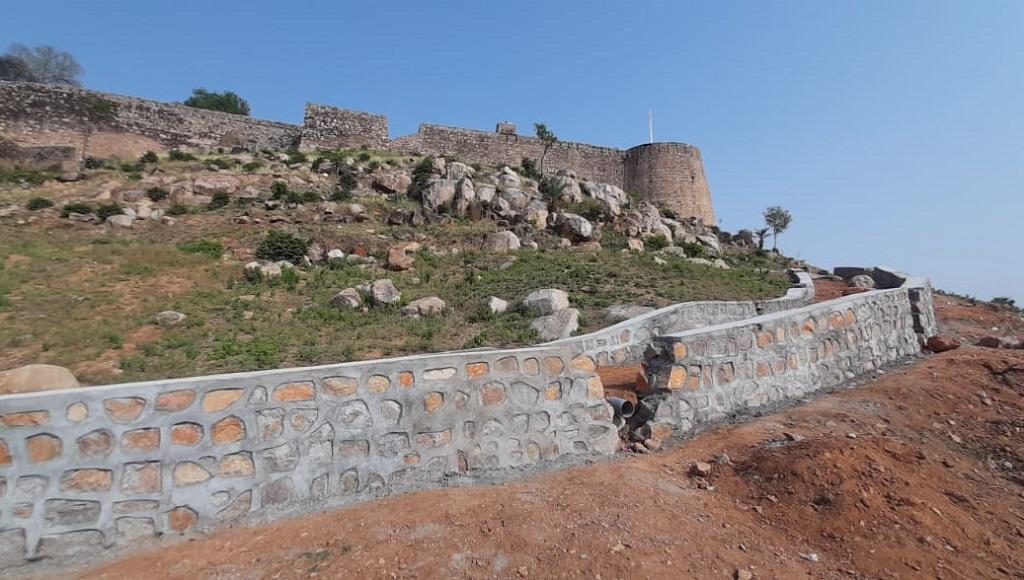 ऐतिहासिक झांसी किले के पास बन रहे पाथवे के निर्माण पर सवाल उठने लगे हैं। लक्ष्मी नारायण शर्मा