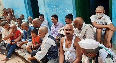 मृतक अम्बिका पटेल के परिवार के लोग। फोटो: लक्ष्मी नारायण शर्मा