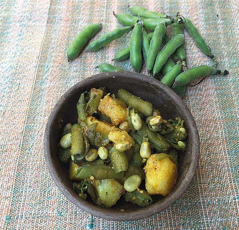 आलू के साथ बाकला फली की स्वादिष्ट और पौष्टिक सब्जी बनाई जाती है (फोटो: विभा वार्ष्णेय / सीएसई)