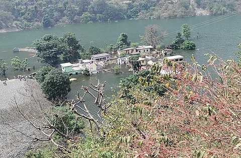 उत्तराखंड के देहरादून जिले का गांव लोहारी यमुना में समा रहा है। फोटो: त्रिलोचन भट्ट