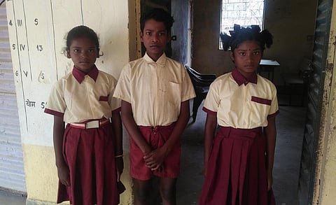 खूंटी ब्लॉक के टकरा गांव स्थित संत पॉल उच्च प्राथमिक विद्यालय में पढ़ाई करने पहुंचे बच्चे। फोटो: असगर खान