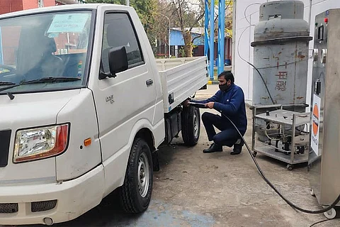 इंडियन आयल कॉर्पोरेशन में पोर्टेबल डिस्पेंसिंग सिस्टम की मदद से 'दोस्त' वाहन में भरा जा रहा डाइमिथाइल ईथर (डीएमई) ईंधन; फोटो आईआईटी, दिल्ली