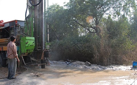 The construction of a borewell in Delhi. Photo: Meeta Ahlawat / CSE