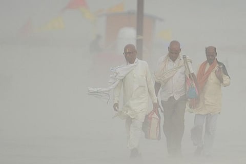 भारत में धूल भरी आंधी का सामना करते लोग; फोटो: मिडिल ईस्ट इंस्टिट्यूट