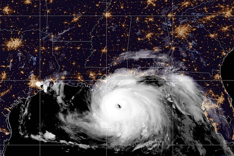 29 अगस्त, 2021 को सुबह 4 बजे मेक्सिको की खाड़ी में टकराने से पहले उपग्रह से ली गई तूफान 'इडा' की तस्वीर; फोटो: एनओएए