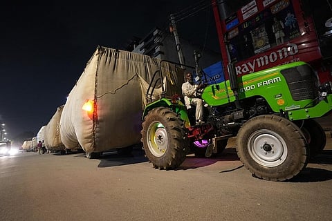 नजफगढ़ की तूड़ा मंदी में ट्रॉलियों की संख्या कम हुई है। सभी फोटो : सन्नी गौतम